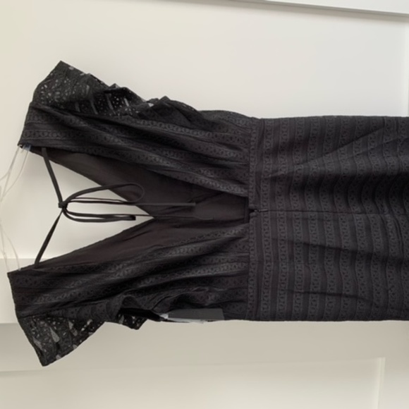 JOA black lace dress with v-neck and short sleeves - Picture 2 of 3